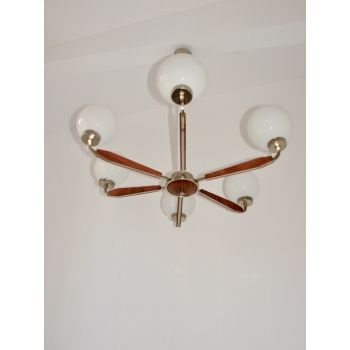 Detal żyrandola Modern – połączenie metalu i drewna teak